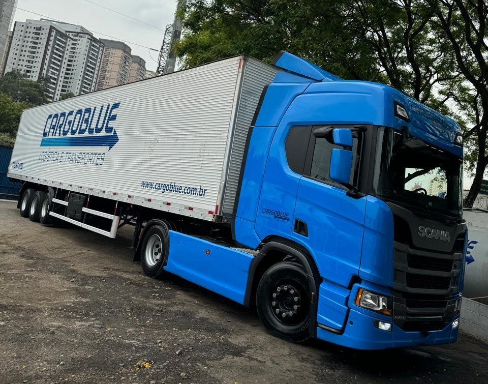 Caminhao azul no patio